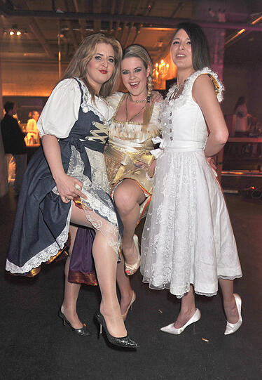 Die Partygäste Jarah-Jane Hills, Juliet Green und Pia Bolte (v.l.)