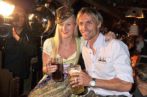 Ex-Skispringer Sven Hannawald und seine Freundin Marie Therese Müller posieren im Käfer-Zelt für die Fotografen. Jetzt bräuchte die junge Dame nur noch das richtige Getränk...
