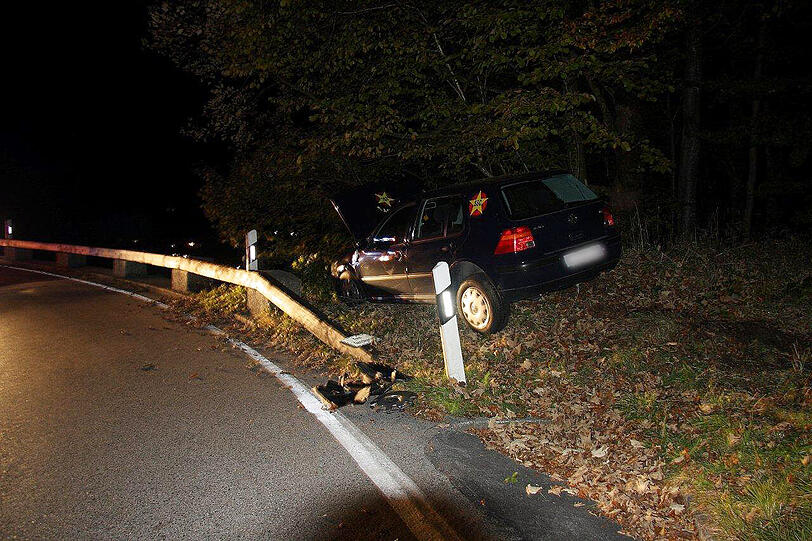 Hier hängt ein Golf über dem Abgrund: Riesen Glück hatte eine Frau aus dem Landkreis München. Der Wagen flog aus der Kurve und blieb kurz vor einem 50-Meter-Abgrund stehen. Um ein Haar wäre die Frau abgestürzt. Die Bilder