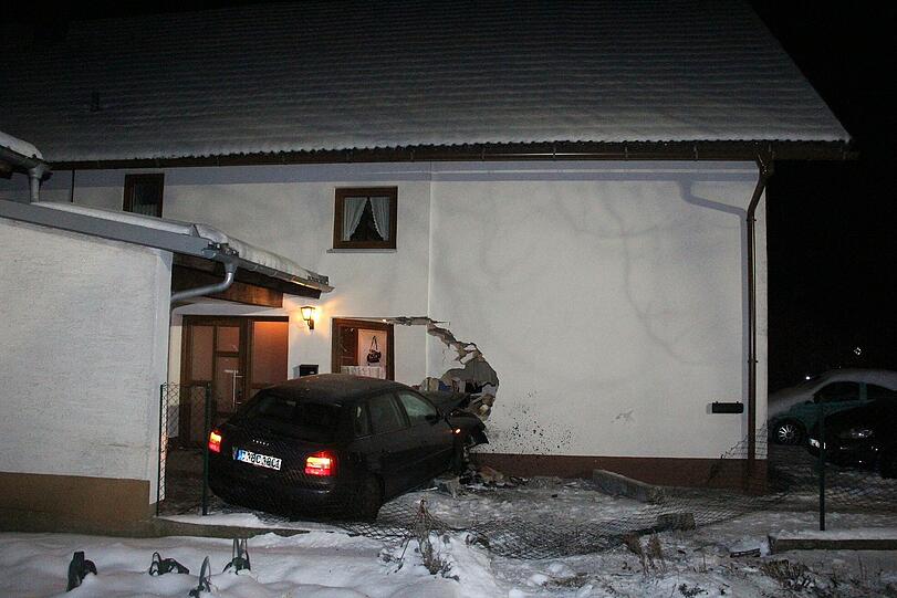 Spektakulärer Unfall: Ein 19-Jähriger ist mit seinem Auto ins Wohnzimmer eines Hauses gerast. Die Bilder