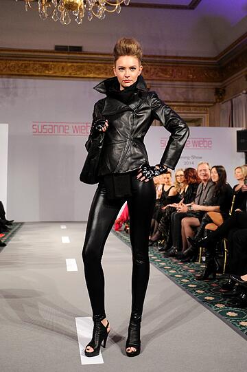Ein Model auf der Susanne Wiebe Munich Fashion Show Bayerischen Hof.
