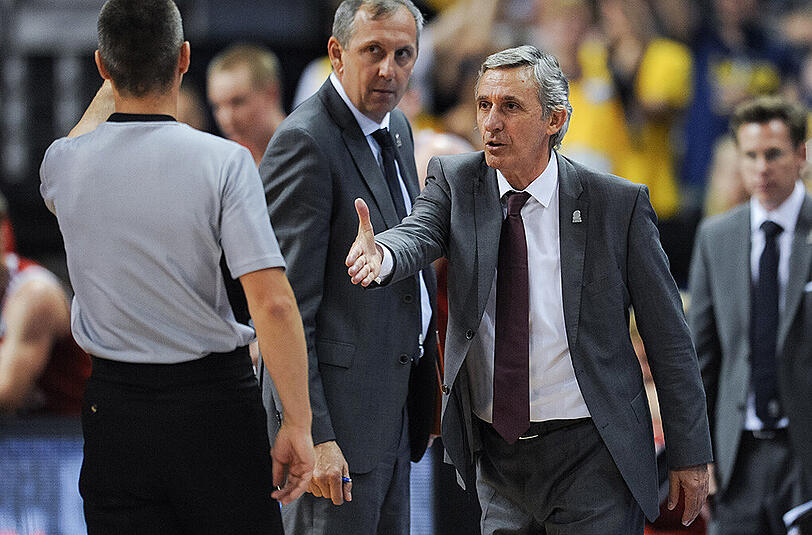 Cheftrainer Svetislav Pesic (rechts) reicht dem Schiedsrichter die Hand, nachdem dieser ihm des Platzes verwiesen hat. Hinten in der Mitte Münchens Assistenztrainer Emir Mutapcic.