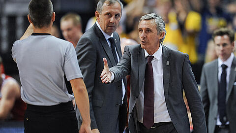 Cheftrainer Svetislav Pesic (rechts) reicht dem Schiedsrichter die Hand, nachdem dieser ihm des Platzes verwiesen hat. Hinten in der Mitte Münchens Assistenztrainer Emir Mutapcic.