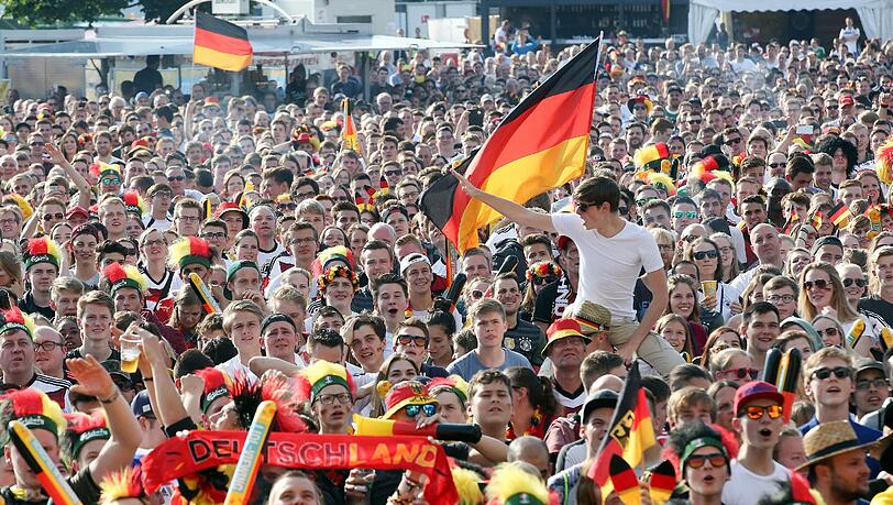 So feierten die Fans den 1:0-Sieg der Nationalmannschaft beim Public Viewing. So feierten die Fans den 1:0-Sieg der Nationalmannschaft beim Public Viewing.