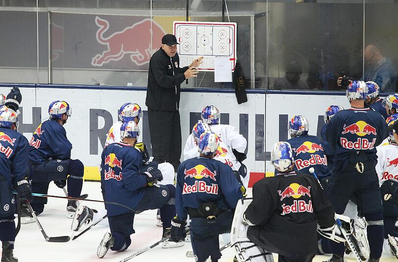 Taktikschulung des Meistermachers: Trainer Don Jackson und sein EHC Red Bull München, der am Freitag in die neue Saison startet.