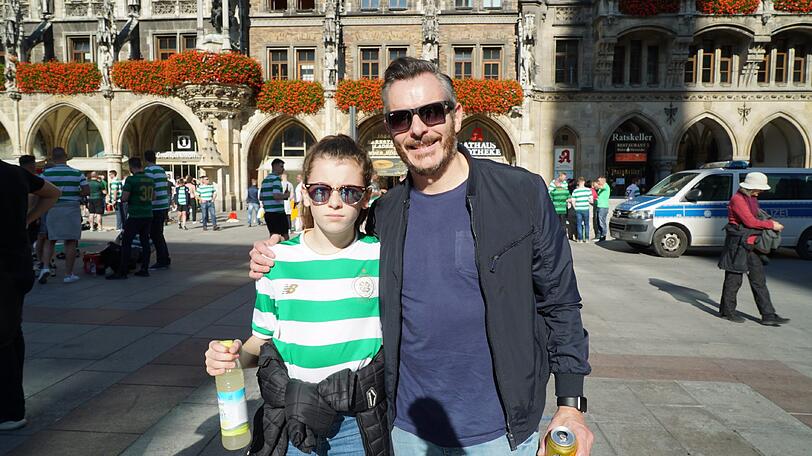 Auf dem Marienplatz feiern bereits die Celtic-Fans.
