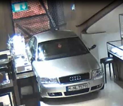 Das Nummernschild des Audis ist klar zu erkennen.