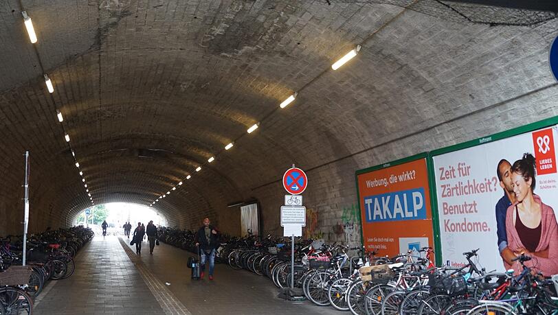 Die Unterführung am S-Bahnhof Laim wird im Zuge der Zweiten Stammstrecke bald kräftig umgebaut. Die Unterführung am S-Bahnhof Laim wird im Zuge der Zweiten Stammstrecke bald kräftig umgebaut.