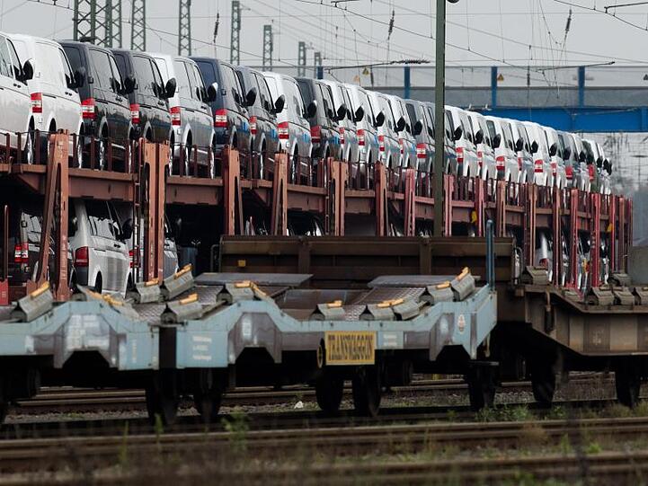 Güterzüge mit Neuwagen von Volkswagen stehen am Bahnhof von Seelze. Foto: Julian Stratenschulte/Archiv
