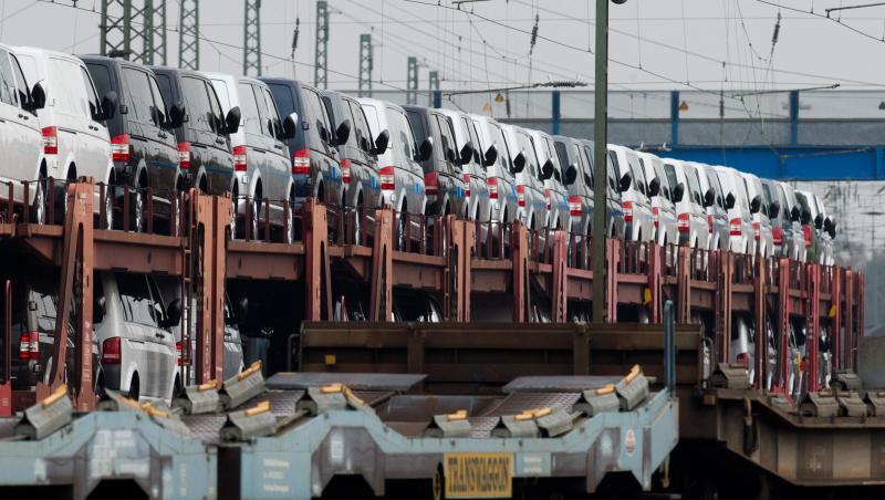 Güterzüge mit Neuwagen von Volkswagen stehen am Bahnhof von Seelze. Foto: Julian Stratenschulte/Archiv Güterzüge mit Neuwagen von Volkswagen stehen am Bahnhof von Seelze. Foto: Julian Stratenschulte/Archiv