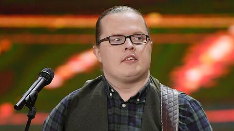 Angelo Kelly muss erneut eine Geldstrafe zahlen, weil sein jüngster Sohn bei Veranstaltungen mit der Familie auftritt.