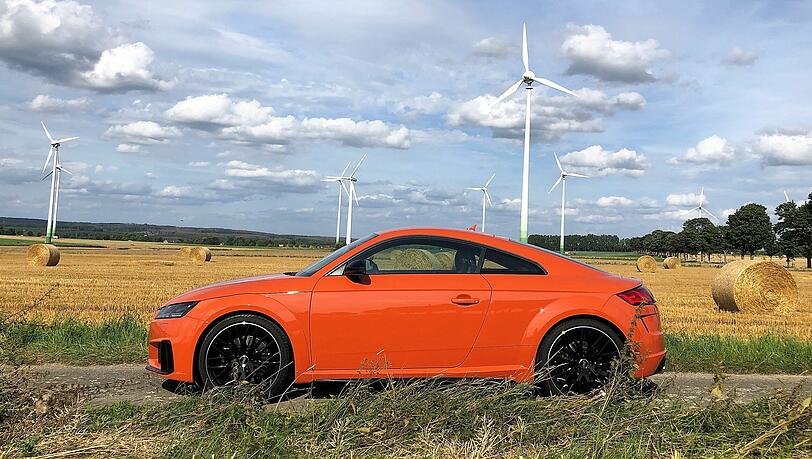 Die Plätze hinten sollten beim Audi TT sinnvollerweise mit zusätzlichem Gepäck bestückt werden. Die Plätze hinten sollten beim Audi TT sinnvollerweise mit zusätzlichem Gepäck bestückt werden.
