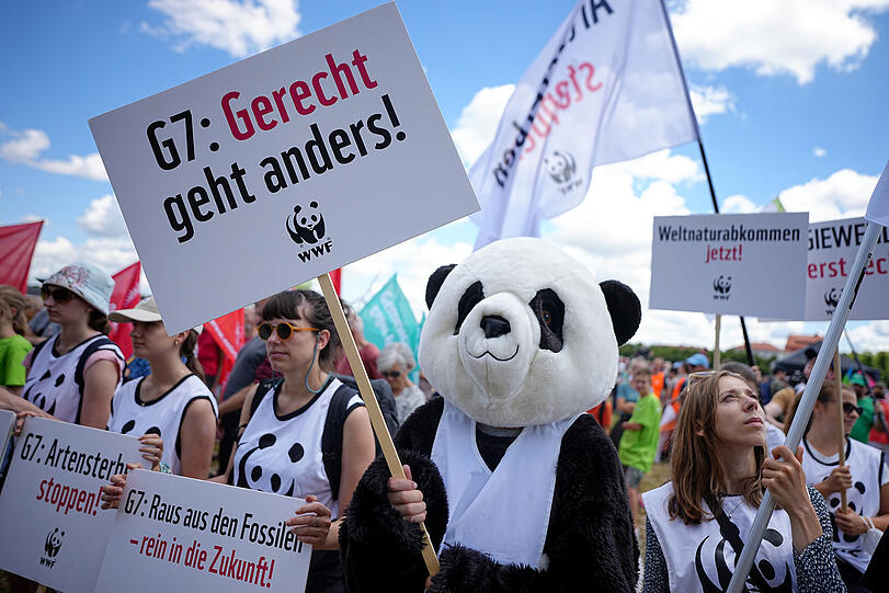 Ein tierischer Demo-Teilnehmer während der Auftaktkundgebung auf der Theresienwiese.