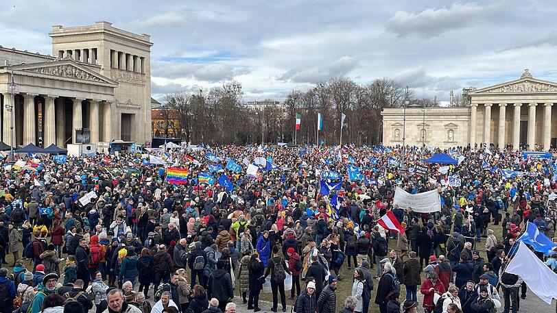 Großdemo am Königsplatz: Schon zu Beginn versammeln sich dort rund 2.500 Menschen, sagt die Polizei. Später waren es 10.000.