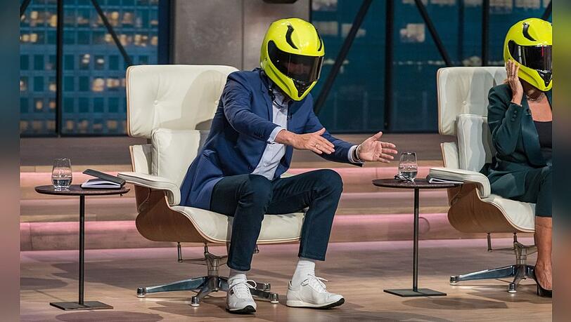 "Die Höhle der Löwen": Investor Carsten Maschmeyer unterzieht den Lautsprecher für Motorradhelme von "Headwave TAG" einem Praxistest.