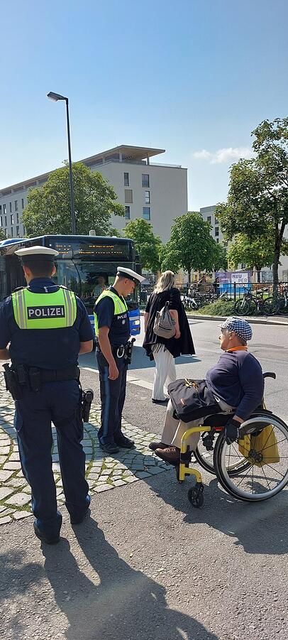Eine Gehwegbreite von 1,40 Meter? Nicht immer der Fall. Eine Gehwegbreite von 1,40 Meter? Nicht immer der Fall.
