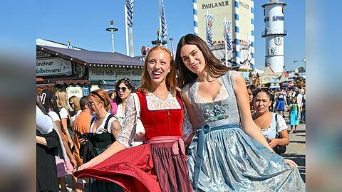 Promi-Töchter im Dirndl-Fieber: Boris Beckers Tochter Anna Ermakova (li.) feierte ausgelassen mit Gloria-Sophie Burkandt, dem Töchterlein von Markus Söder.