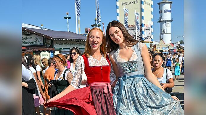 Promi-Töchter im Dirndl-Fieber: Boris Beckers Tochter Anna Ermakova (li.) feierte ausgelassen mit Gloria-Sophie Burkandt, dem Töchterlein von Markus Söder. Promi-Töchter im Dirndl-Fieber: Boris Beckers Tochter Anna Ermakova (li.) feierte ausgelassen mit Gloria-Sophie Burkandt, dem Töchterlein von Markus Söder.