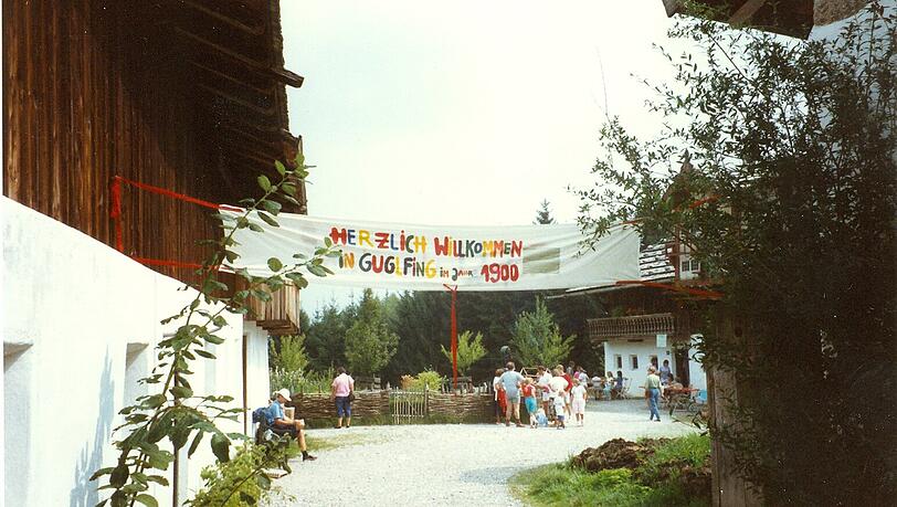"Herzlich willkommen in Guglfing im Jahr 1900" steht auf dem Banner aus den 80er Jahren. In diesem Jahr wird das Freilichtmuseum Glentleiten 50 Jahre alt und belebt das alte Guglfing-Ferienprogramm.
