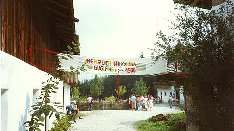 "Herzlich willkommen in Guglfing im Jahr 1900" steht auf dem Banner aus den 80er Jahren. In diesem Jahr wird das Freilichtmuseum Glentleiten 50 Jahre alt und belebt das alte Guglfing-Ferienprogramm.