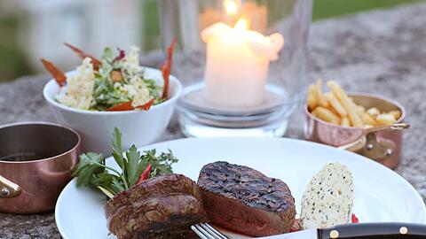 Das Charolais-Filet, beim AZ-Test butterweich medium gegrillt. Die Beilagen, hier Caesar&rsquo;s Salad und Lady Fries, kommen extra in Mini-Pfannen und Schälchen.