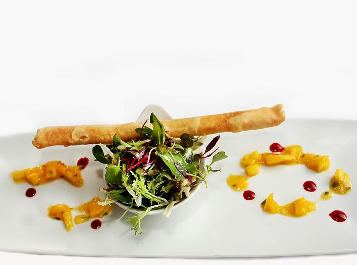 1. Gang: Wildkräutersalat, gebackene Ziegenkäse-Cannelloni, Basilikum, Mangochutney