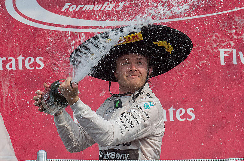 Endlich wieder feiern: Sieger Nico Rosberg mit Sekt und Sombrero bei der Podiums-Sause in Mexiko.
