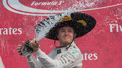 Endlich wieder feiern: Sieger Nico Rosberg mit Sekt und Sombrero bei der Podiums-Sause in Mexiko.