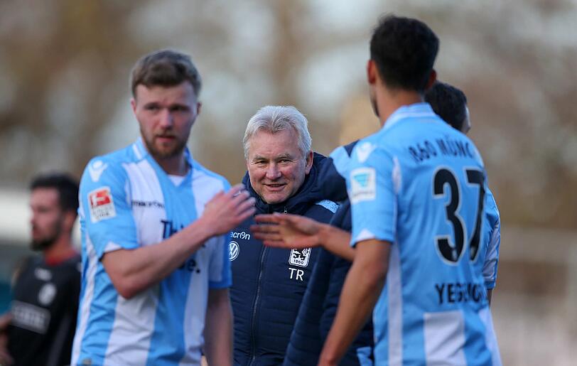 Ungeschlagen durch die Winter-Vorbereitung: Der TSV 1860 und Trainer Benno Möhlmann siegten am Samstag bei Wacker Burghausen mit 5:1.