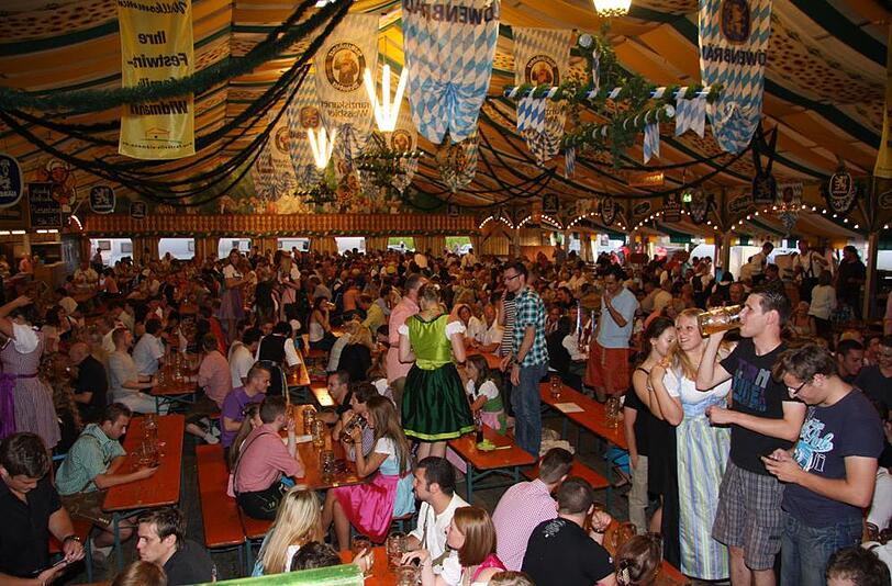 Ein Blick in die Festhalle des Pasinger Volksfestes.