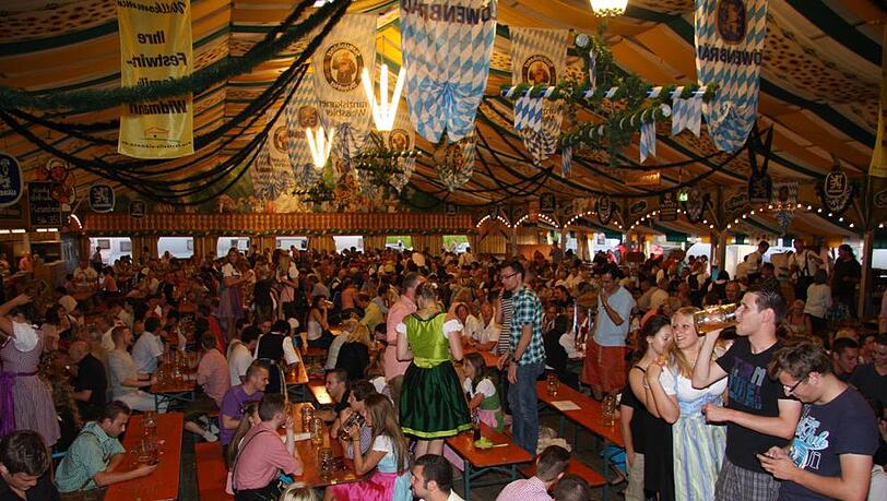 Ein Blick in die Festhalle des Pasinger Volksfestes. Ein Blick in die Festhalle des Pasinger Volksfestes.