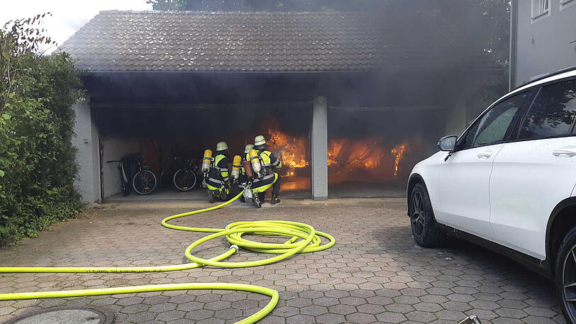 Die Garage ging in Flammen auf, ein Auto wurde beschädigt.