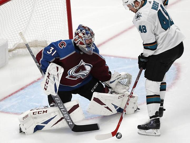 Avalanche-Torhüter Philipp Grubauer (l) zeigte gegen die San Jose Sharks 27 Paraden.