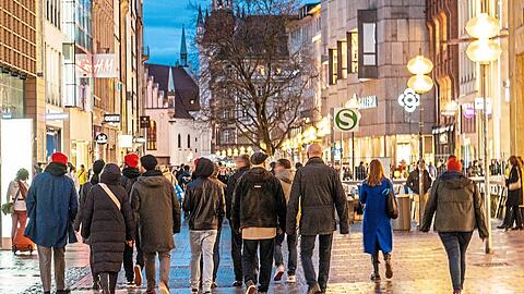 Münchens Fußgängerzone ist wieder sehr belebt. Viele Flaneure wünschen sich aber mehr Sitzgelegenheiten.