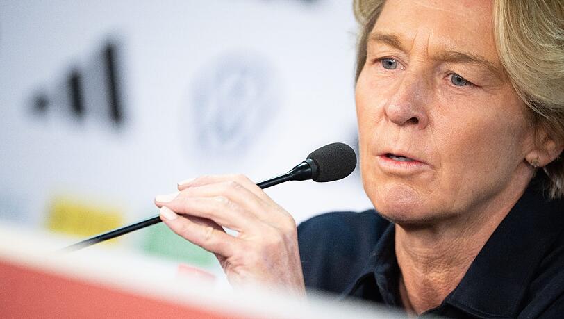 Martina Voss-Tecklenburg ist nach Angaben ihres Ehemannes nicht mehr krankgeschrieben.