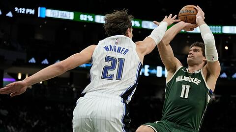 Moritz Wagner von den Orlando Magic versucht Brook Lopez von den Milwaukee Bucks zu blocken.