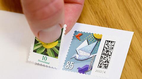 Das Porto eines Standardbriefs steigt zum Jahreswechsel von 85 auf 95 Cent. (Symbolbild)