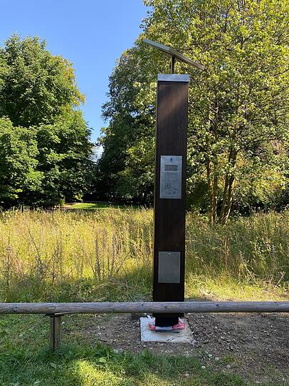 So sieht die neue Säule aus, eine "Soundinstallation" im Fledermauspark, die in der Dämmerung und früh am Morgen die Fledermausrufe hörbar macht. So sieht die neue Säule aus, eine "Soundinstallation" im Fledermauspark, die in der Dämmerung und früh am Morgen die Fledermausrufe hörbar macht.