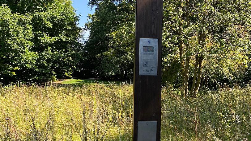 So sieht die neue Säule aus, eine "Soundinstallation" im Fledermauspark, die in der Dämmerung und früh am Morgen die Fledermausrufe hörbar macht. So sieht die neue Säule aus, eine "Soundinstallation" im Fledermauspark, die in der Dämmerung und früh am Morgen die Fledermausrufe hörbar macht.
