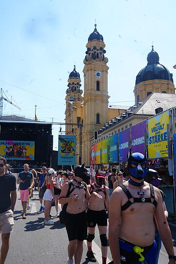 Hundemasken auf dem CSD geh&ouml;ren zur sogenannten Puppy- oder Pup-Play-Szene.
