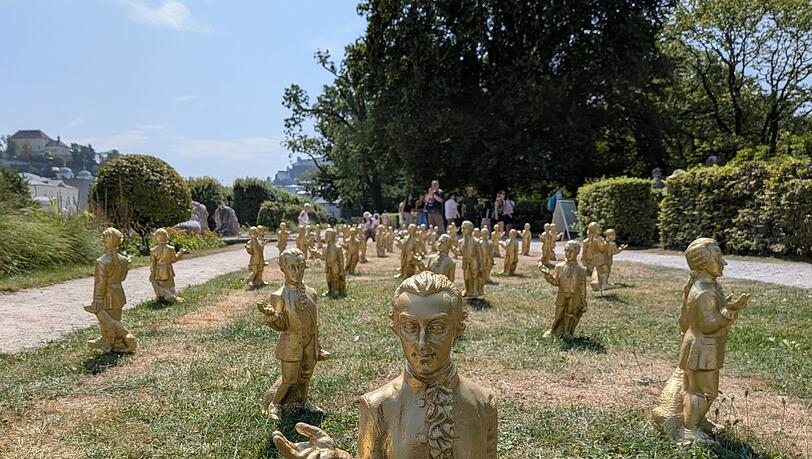 Ottmar Hörls Mozart-Plastiken noch einigermaßen vollständig Anfang August auf einer ausgetrockneten Wiese im Park von Schloss Mirabell. Ottmar Hörls Mozart-Plastiken noch einigermaßen vollständig Anfang August auf einer ausgetrockneten Wiese im Park von Schloss Mirabell.