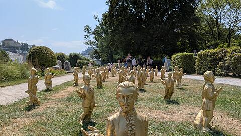 Ottmar H&ouml;rls Mozart-Plastiken noch einigerma&szlig;en vollst&auml;ndig Anfang August auf einer ausgetrockneten Wiese im Park von Schloss Mirabell.