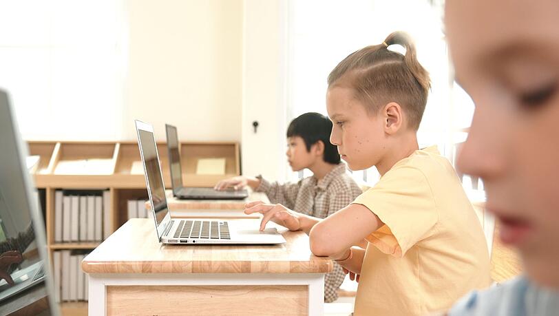 Künstliche Intelligenz kann eine Chance, aber auch ein Risiko für Schüler sein. Auf die richtige Nutzung kommt es an. Künstliche Intelligenz kann eine Chance, aber auch ein Risiko für Schüler sein. Auf die richtige Nutzung kommt es an.