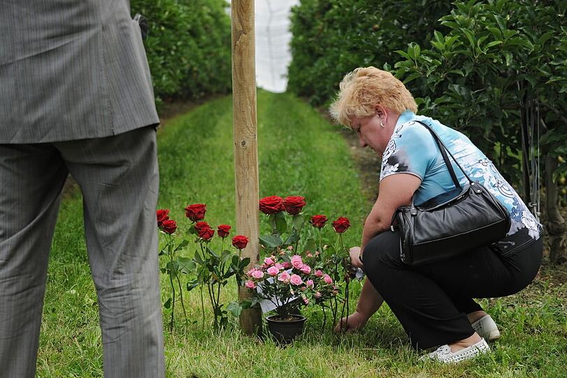 Blumen, Gebete und Kerzen: Angehörige an der Absturzstelle in Überlingen.