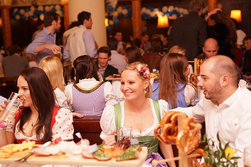 Wiesn-Halbzeit: Immer wenn es noch knapp ein halbes Jahr bis zum Oktoberfest ist, feiern die Münchner im Franziskaner. Die Bilder vom sexy Wiesn-Warm-up.