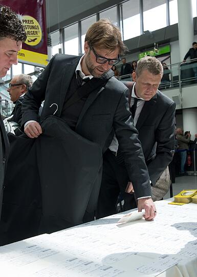 Auch der BVB ist nach London abgeflogen: Am Flughafen hatten die Dortmunder die Spielerfrauen dabei. Die Bilder.