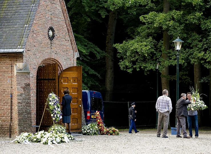 Blumenschmuck für die Trauerfeier auf dem Friedhof in In Lage Vuursche bei Utrecht.