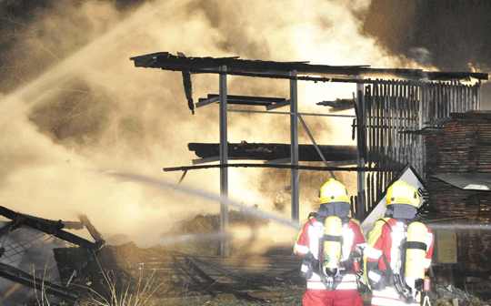 Die Feuerwehr kämpft gegen das Großfeuer im Sägewerk an der Ackerpointstraße in Bad Feilnbach.