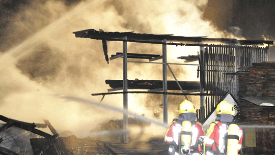 Die Feuerwehr kämpft gegen das Großfeuer im Sägewerk an der Ackerpointstraße in Bad Feilnbach. Die Feuerwehr kämpft gegen das Großfeuer im Sägewerk an der Ackerpointstraße in Bad Feilnbach.