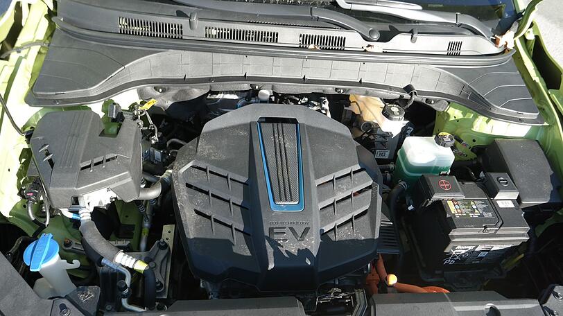 Fast wie bei einem Verbrenner - aber mit "EV"-Aufdruck: der E-Motorraum des Kona Elektro.